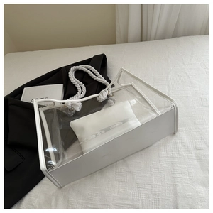Details der transparenten PVC-Tasche mit Baumwollseilgriffen und Innentasche
