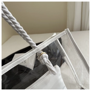 Detailaufnahme der transparenten PVC-Tasche mit weißen Baumwollseilen und Metallösen