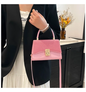 Détail du sac à bandoulière rose en patchwork avec rabat tissé et fermoir doré