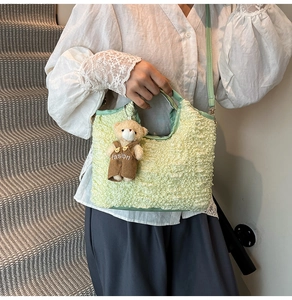 Détail du sac à main vert clair à texture bulle avec un pendentif ours en peluche mignon