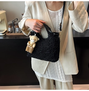Détails du sac bandoulière en tissu gaufré noir avec un pendentif ours mignon