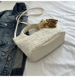 Détail du sac seau blanc plissé avec adorable pendentif ours en peluche et cuir