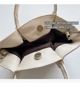 Dettaglio della borsa a secchiello in pelle PU bianco crema con chiusura magnetica e fodera