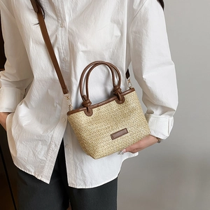 Borsa tote in paglia intrecciata con finiture in pelle marrone e tracolla estiva
