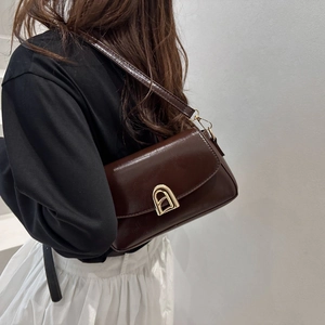 Sac à bandoulière en cuir marron foncé avec boucle dorée vintage et design minimaliste