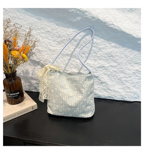 Dettaglio della borsa tote floreale con motivo a scacchi blu e fiocco in pizzo delicato