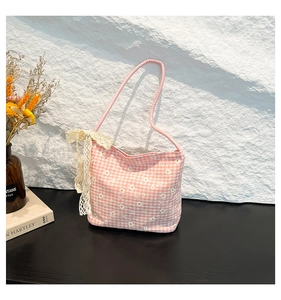 Dettaglio della borsa tote in tela rosa floreale con fiocco in pizzo e margherite