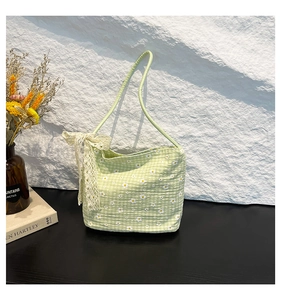 Borsa a tracolla a quadretti verdi con margherite e grande fiocco di pizzo