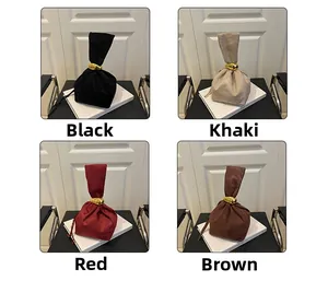 Détails de sacs plissés en velours noir, kaki, rouge et marron avec fermoir doré chic