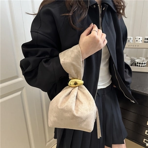 Sac seau en velours champagne avec design plissé et anneau de poignée doré chic