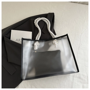 Minimalistische transparente PVC-Tasche mit schwarzer Innentasche und dicken Baumwollseilen