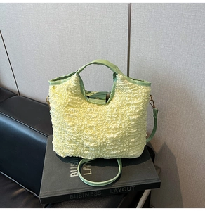 Vue détaillée du sac cabas en tissu gaufré avec bandoulière et poignées chic