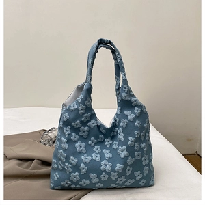 Borsa tote blu minimalista con trama floreale 3D per moda estiva e pendolarismo