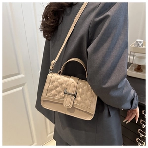 Sac bandoulière chic en similicuir beige matelassé avec fermoir rotatif en métal