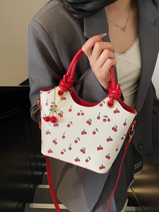 Sac fourre-tout en cuir blanc avec imprimé cerises et anse rouge nouée chic