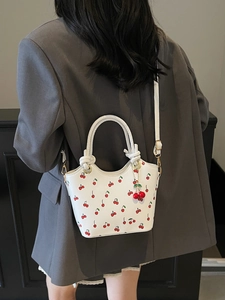 Sac à main blanc avec motif cerise et détails dorés élégants pour un style tendance