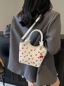 Sac à main blanc imprimé cerises avec breloque cerise et bandoulière assortie pour femme