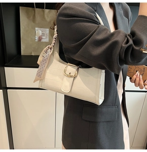Borsa sottobraccio bianca stampa cocco con morsetto dorato e foulard in seta decorativo