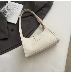 Détail du sac d'épaule blanc effet crocodile avec poignée en soie tressée style hobo