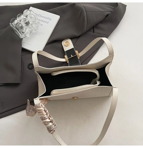 Détail intérieur du sac motif crocodile avec poche zippée et foulard en soie au manche