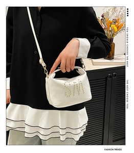 Détail du sac cabas en cuir blanc avec décor en perles dorées SM et fine bandoulière