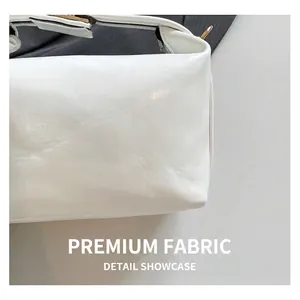 Gros plan sur la texture du cuir blanc avec finition froissée brillante et coutures