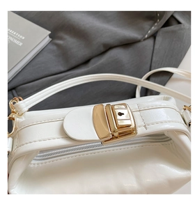 Gros plan du sac bandoulière blanc en PU avec boucle dorée et coutures précises