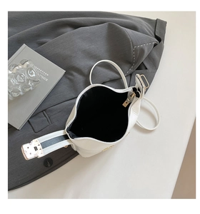 Vue intérieure du cabas blanc montrant la doublure noire et le détail du zip doré