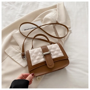 Détail du sac bandoulière carré à carreaux avec boucle argentée et cuir marron
