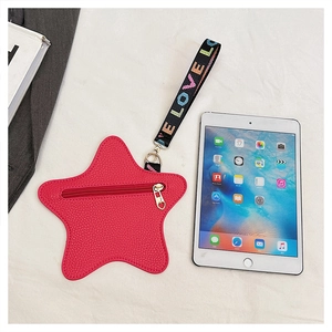 Dettaglio della borsa a forma di stella rosso rosa con cinturino LOVE e zip a cuore