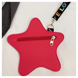 Dettaglio borsa a stella rosa con cerniera a cuore e cinturino con scritta LOVE