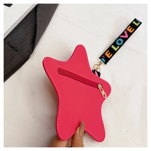 Dettaglio borsa fucsia a forma di stella con trama litchi e tracolla LOVE