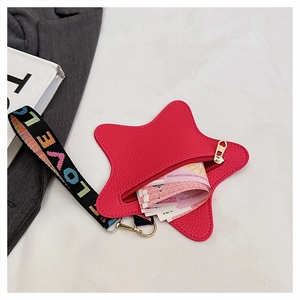 Dettaglio portamonete a stella in pelle rosa con cinturino con scritta LOVE