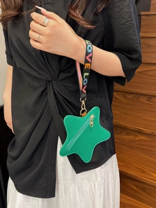 Mini borsa a tracolla verde a forma di stella con cinturino LOVE ricamato da donna