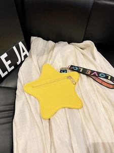 Borsa a tracolla gialla a forma di stella con trama litchi e cinturino LOVE