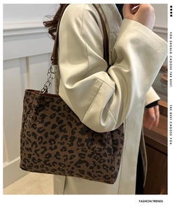 Détail du sac cabas léopard avec bandoulière en cuir marron et chaîne argentée