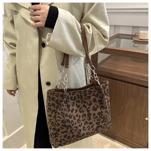 Détail du sac cabas léopard avec texture velours côtelé et bandoulière chaîne argent