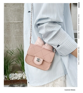 Mini borsa a tracolla rosa con motivo trapuntato, fiocco e catena indossata da modella