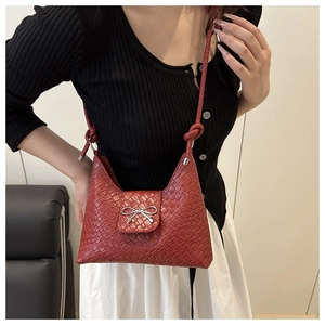 Sac croissant rouge en cuir tressé avec boucle nœud argentée et bandoulière nouée