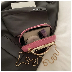 Vue interne du sac rose demi-lune montrant sa capacité pour téléphone et maquillage