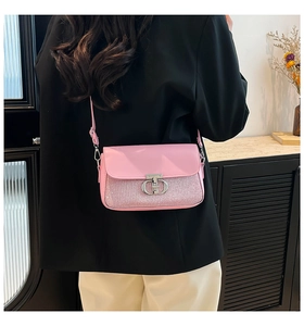 Détail du sac bandoulière en cuir rose avec base pailletée et fermoir en métal argenté
