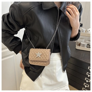 Détail du mini sac bandoulière matelassé beige avec grande étoile argentée et chaîne