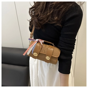 Sac bandoulière cylindrique marron avec texture tressée et détail de ruban à carreaux