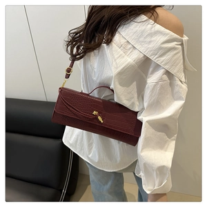 Borsa a tracolla bordeaux motivo coccodrillo con fibbia dorata e tracolla regolabile