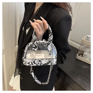 Detailansicht der transparenten Zebra-Muscheltasche mit stilvollem Schlangenlederbesatz
