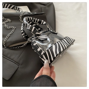 Détail du mini sac transparent en PVC avec bords zébrés et clous de fond métalliques