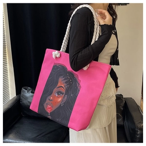 Détail du sac cabas en toile rose avec illustration artistique et anses en corde blanche