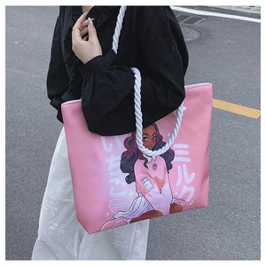 Détail du sac fourre-tout rose avec illustration de dessin animé et anses en corde