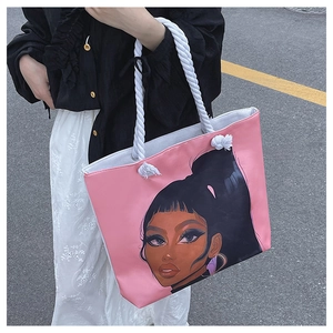 Détail du sac cabas rose avec illustration de femme chic et anses en corde tressée