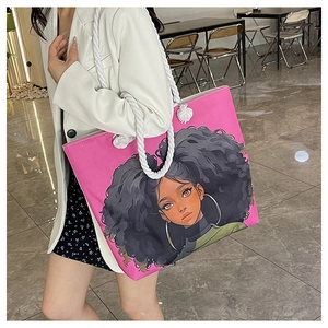 Gros plan du sac fourre-tout rose avec illustration de fille anime et anses en corde